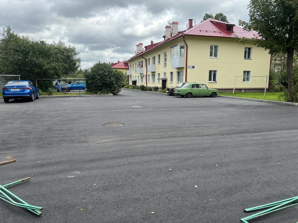 Новые лавочки и пешеходные зоны: в Северном привели в порядок два двора
