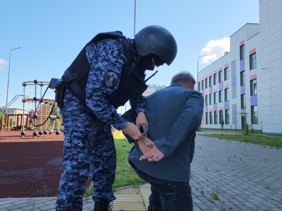 Силовики обезвредили вооруженного «террориста» в Тучковской школе