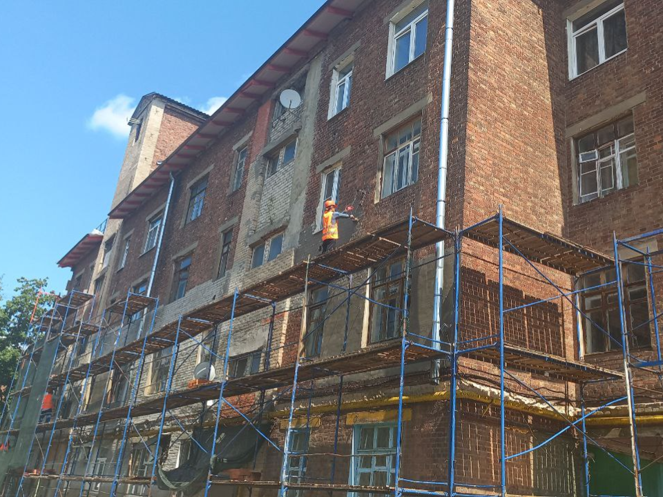 В Электростали при фасадных работах закрасили дату постройки почти столетнего дома