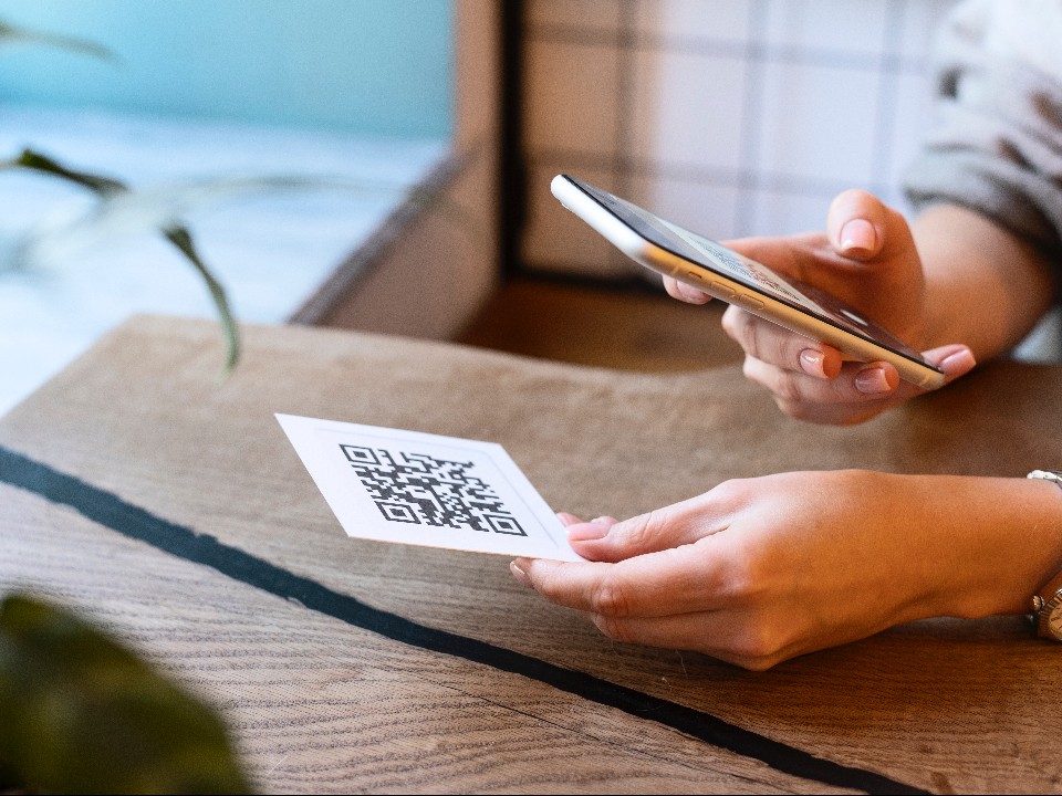 Мошенники стали часто оставлять поддельные QR-коды в общественных местах