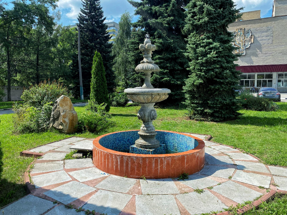 В Лыткаринской больнице восстановили работу фонтана после многолетнего простоя
