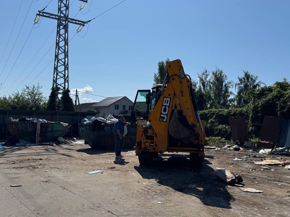 В Солнечногорске вывезли залежавшийся мусор на Школьной и Октябрьской