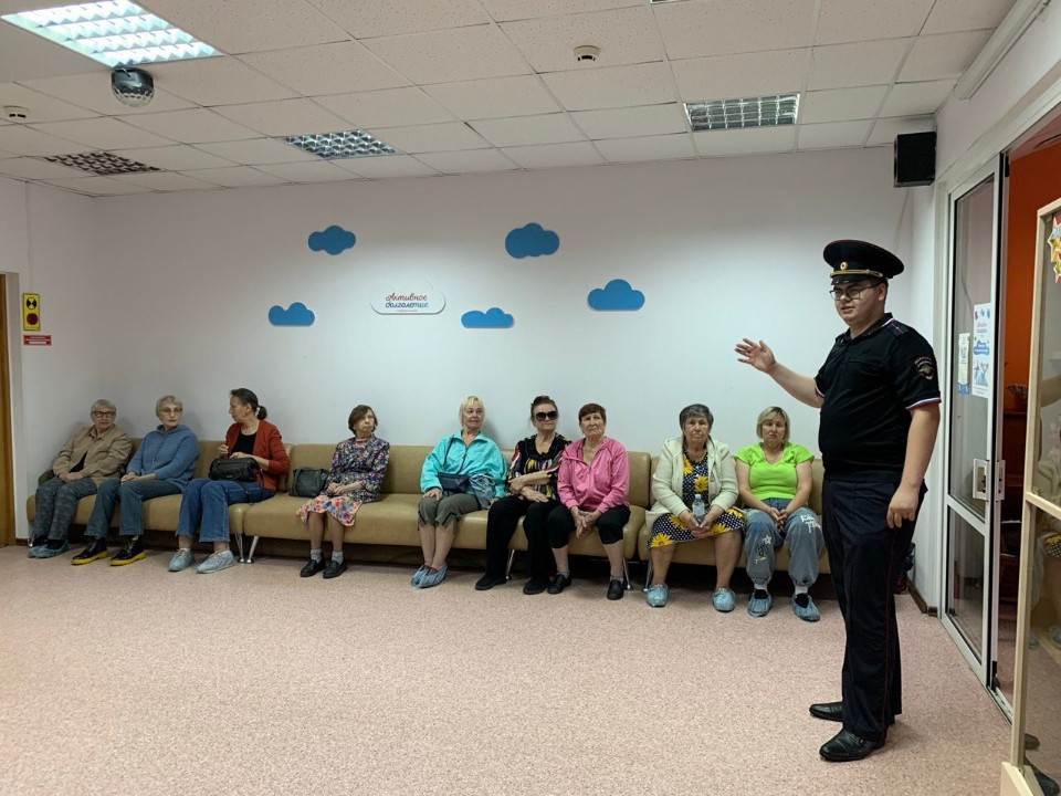 Полицейские Лобни научили пенсионеров противостоять уловкам мошенников