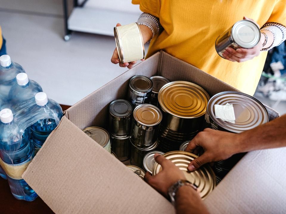 Семье после пожара, в котором погибли дети, помогли одеждой и продуктами