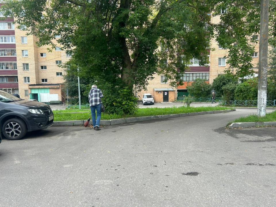 Во дворах на улице Дружбы покосят траву и заменят бордюры пешеходных дорожек