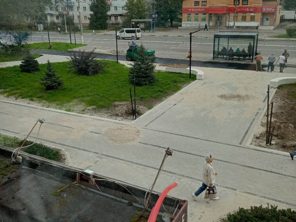 Рабочие начали укладывать асфальт на обновленном тротуаре на проспекте Ленина