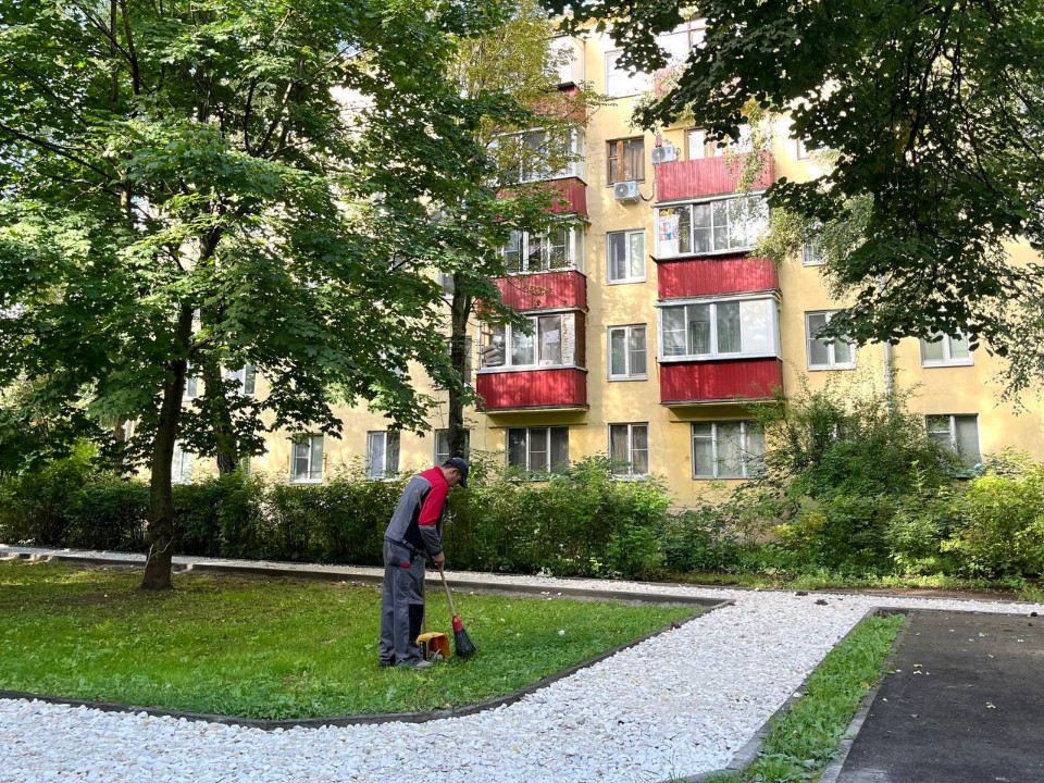 Три двора одновременно обновляют в Лобне