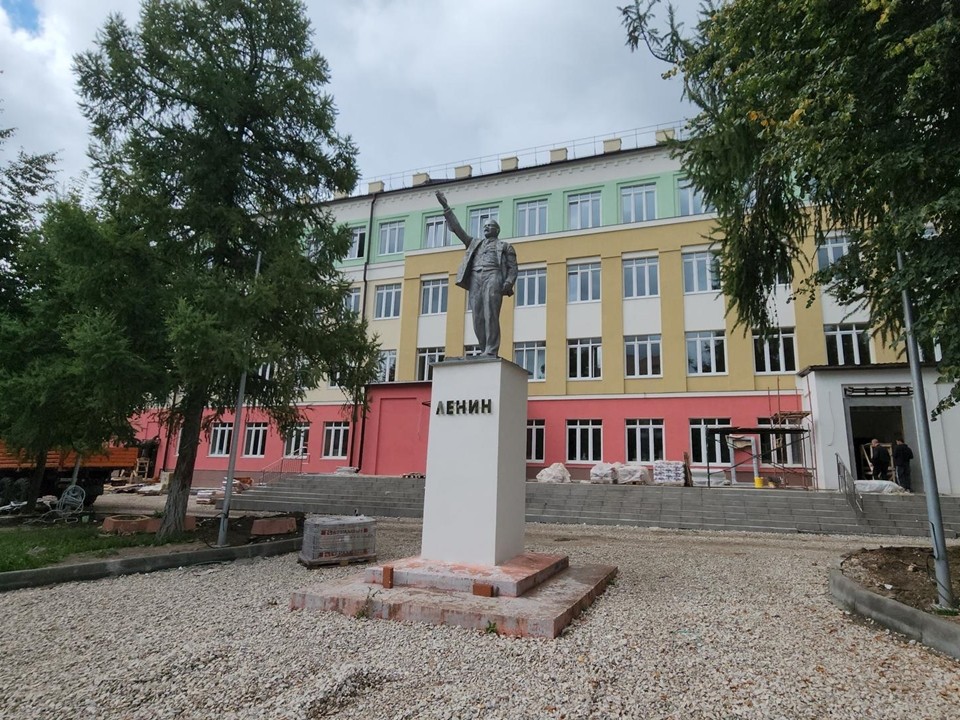В серпуховской школе № 1 обустраивают территорию к началу учебного года