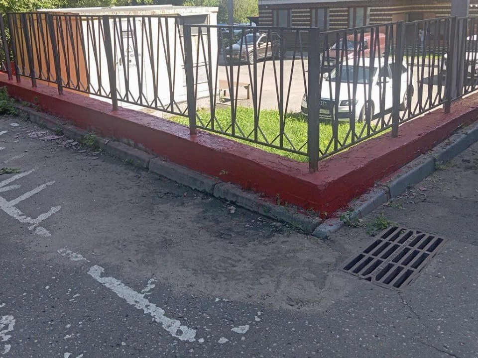 Угрозу пешеходам и машинам устранили на ул. Рабочей в Истре