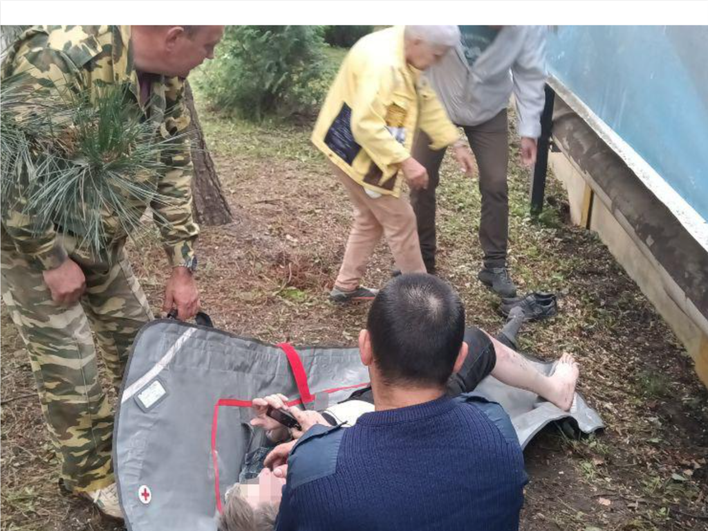 Спасатели оказали помощь мужчине, угодившему ногой в западню в Коломне