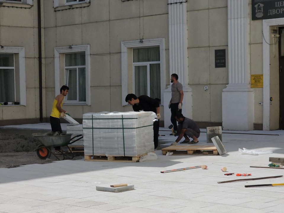 Возле Центрального дворца культуры в Щелкове укладывают особенную плитку