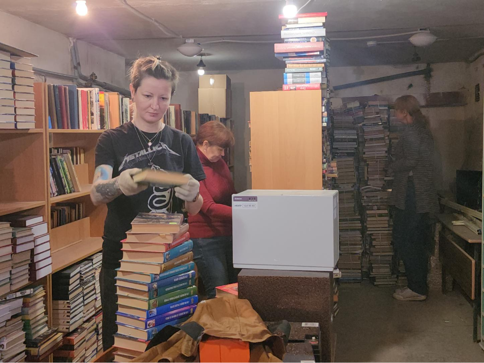 В библиотеке имени Есенина демонтируют старую отделку и разбирают книжный фонд