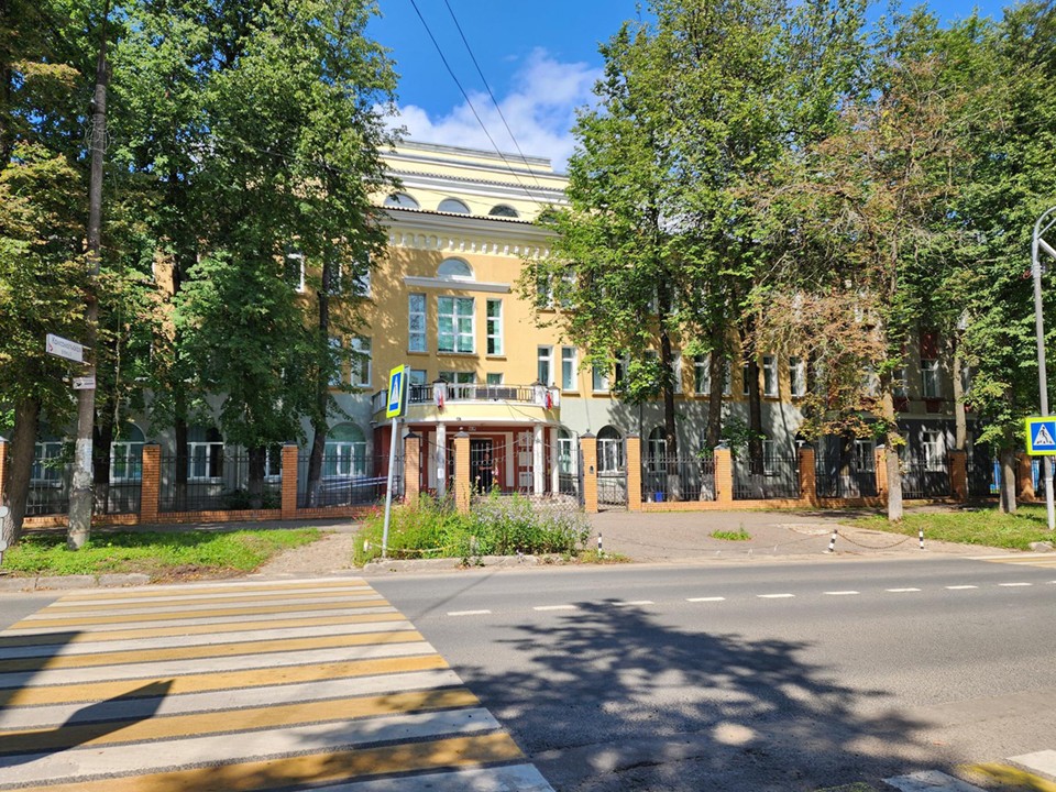 В школе Красноармейска отремонтировали фасад, учебные классы и спортплощадку