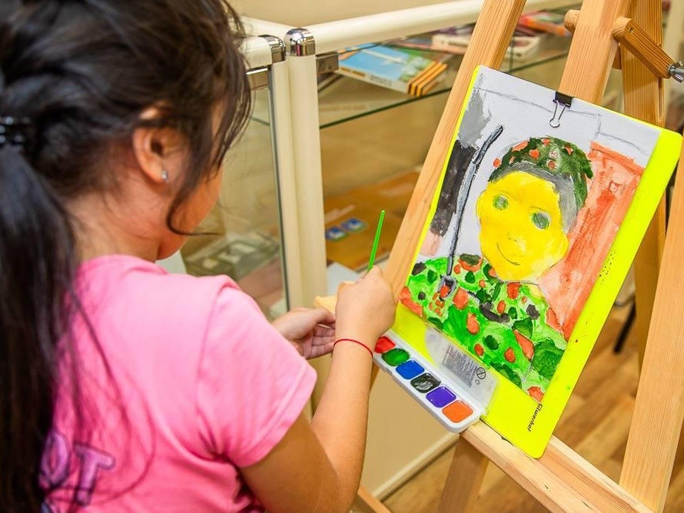 Трогательные портреты отцов нарисовали дети на мастер-классе в Одинцове