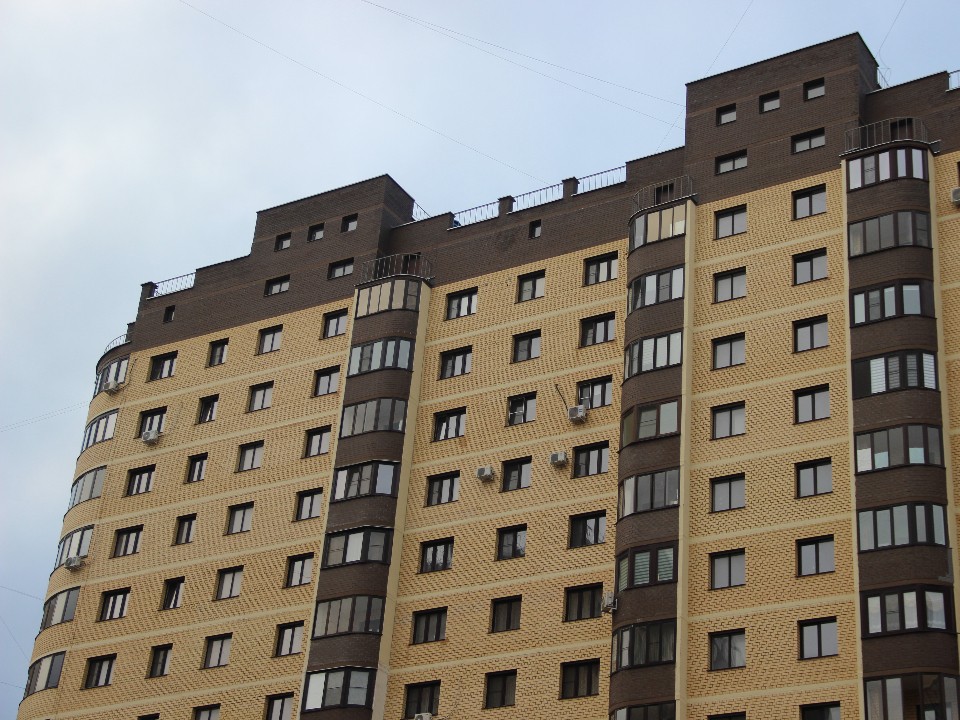В доме на Садовой обновили входную группу