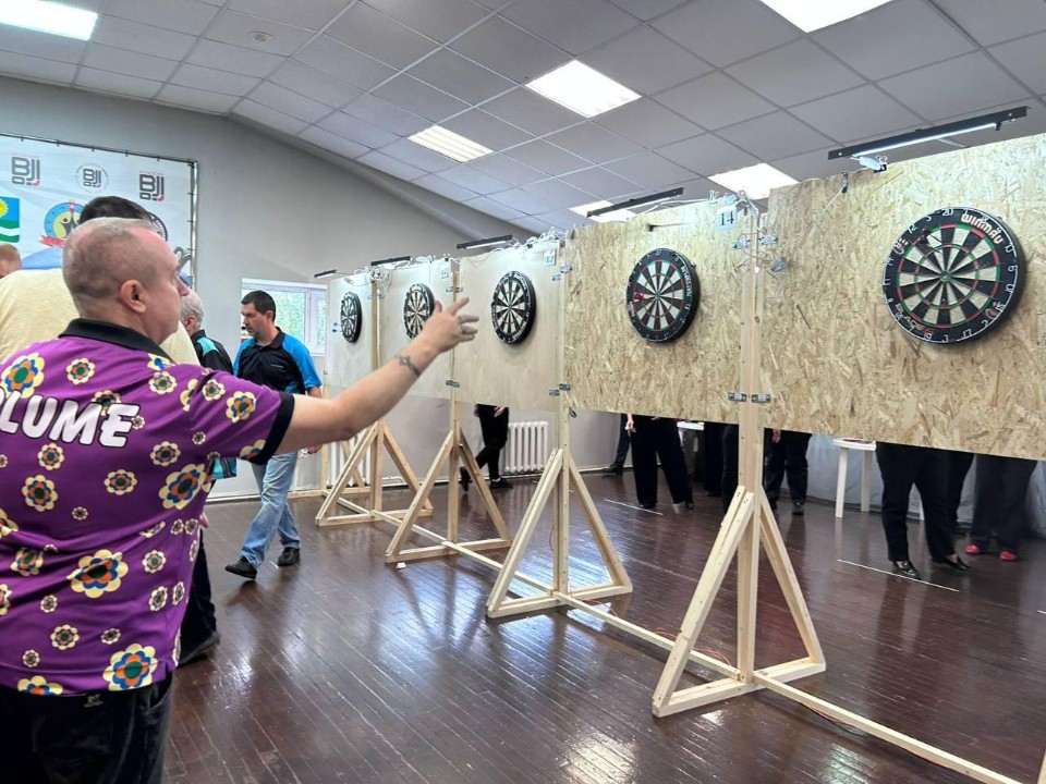Метатели дротиков из разных городов страны сразились на чемпионате по дартсу в Истре