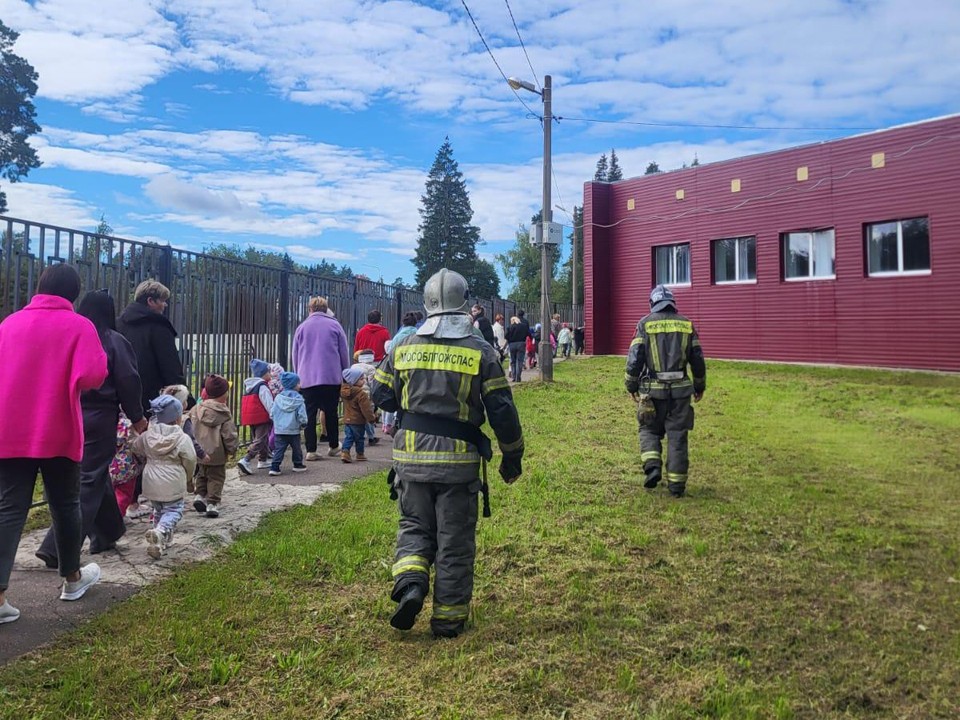 Детсадовцев из Фрянова научили правильно эвакуироваться из здания