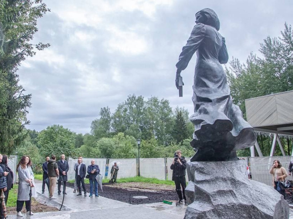 Памятник Дарье Дугиной открыли в парке Захарово под Одинцовом