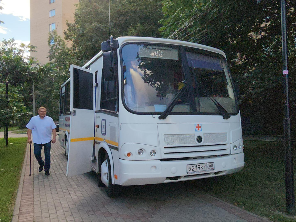 В сквере МИГ-29 в Люберцах врачи поликлиники принимали пациентов в мобильном пункте