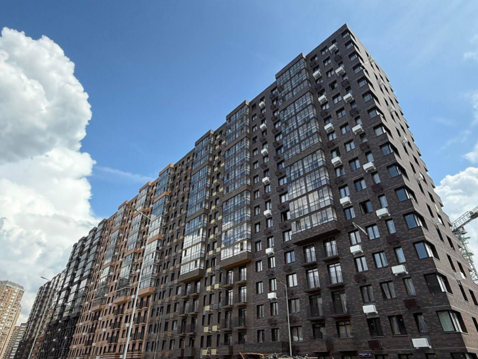 В новом ЖК в Балашихе продолжается монтаж окон, лифтов и коммуникаций