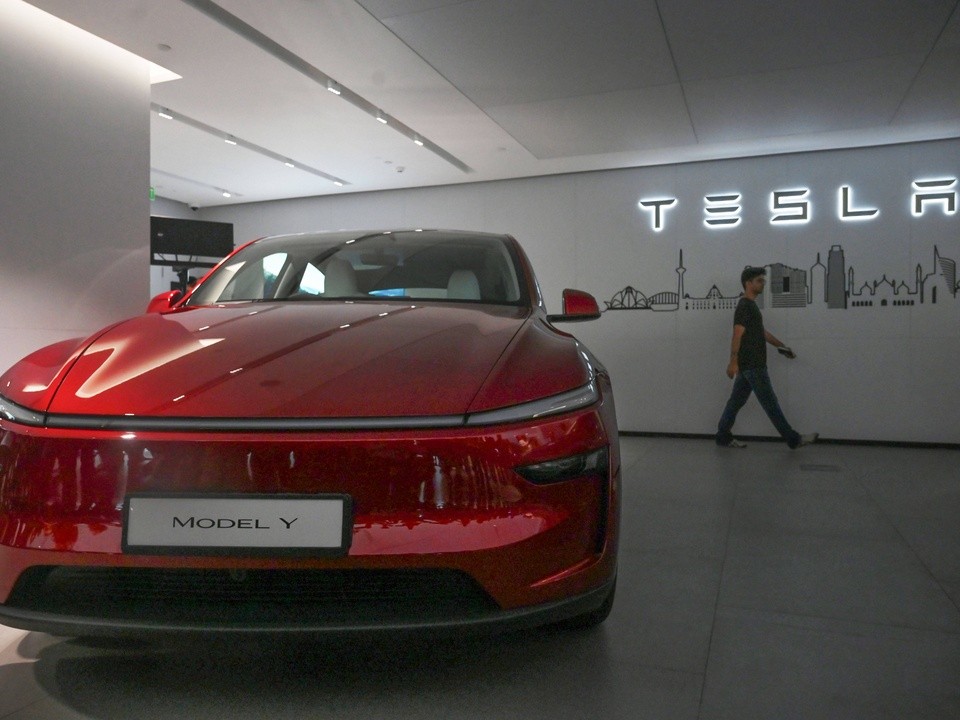 Tesla представила новый кроссовер с тремя рядами кресел