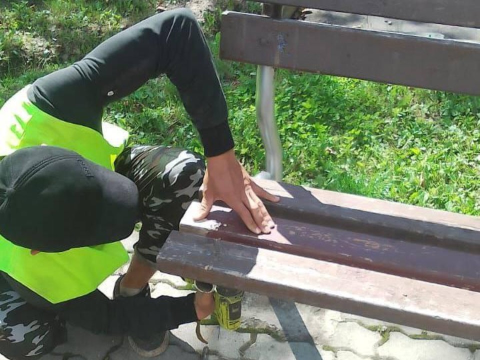 Лавочки во дворах Истры привели в порядок