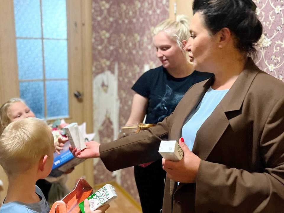 Первоклассник из семьи бойца получил в подарок школьные принадлежности в Лобне