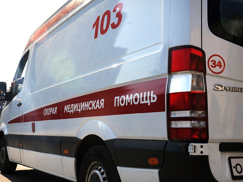 Врачи скорой помощи работают на месте ДТП в Одинцове