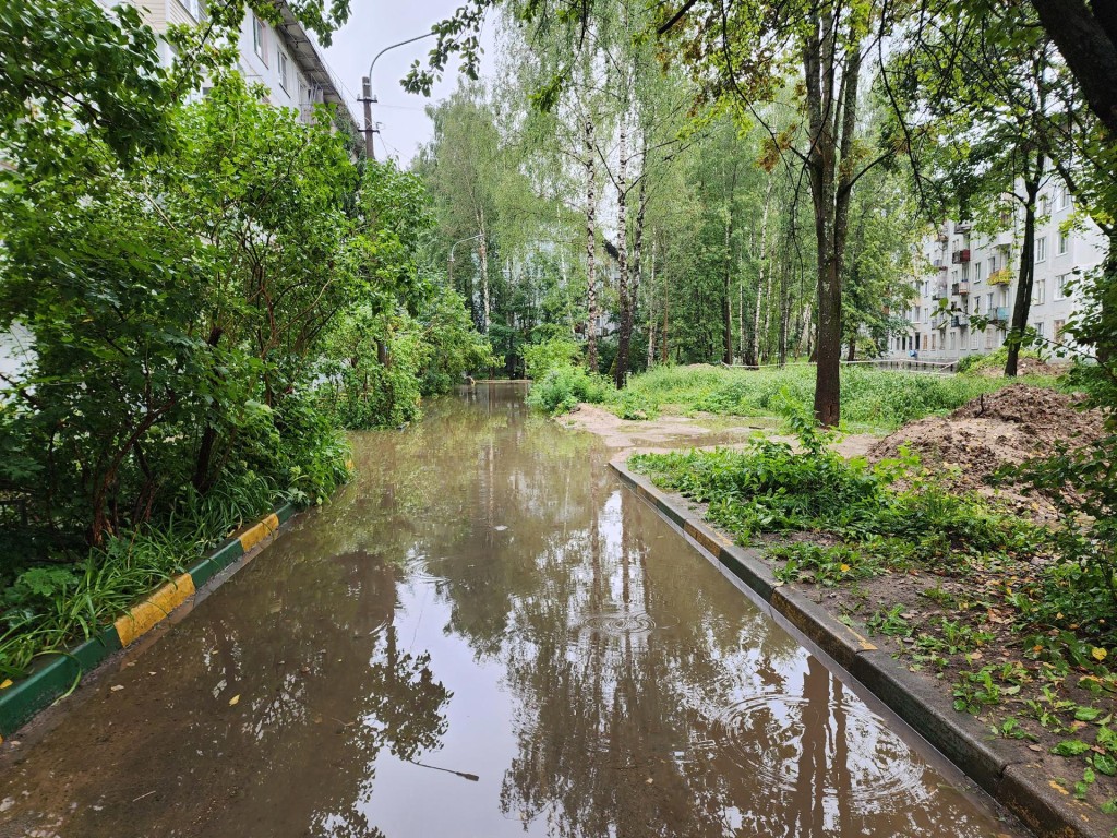 Коммунальщики планируют снизить уровень дождевой воды у дома №28 на Банковской к вечеру