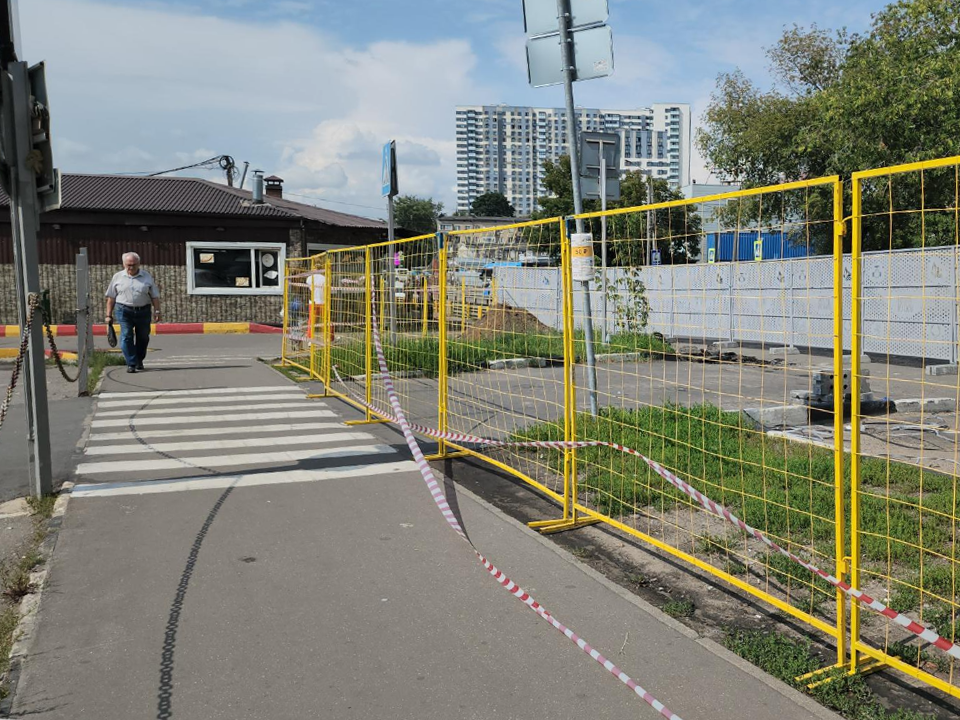 На подъезде к Центральному рынку Люберец устраняют утечку на сетях водоотведения