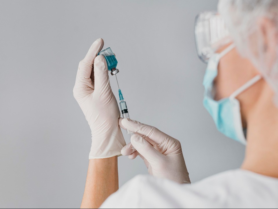 Пациенты могут начать получать вакцину от рака осенью