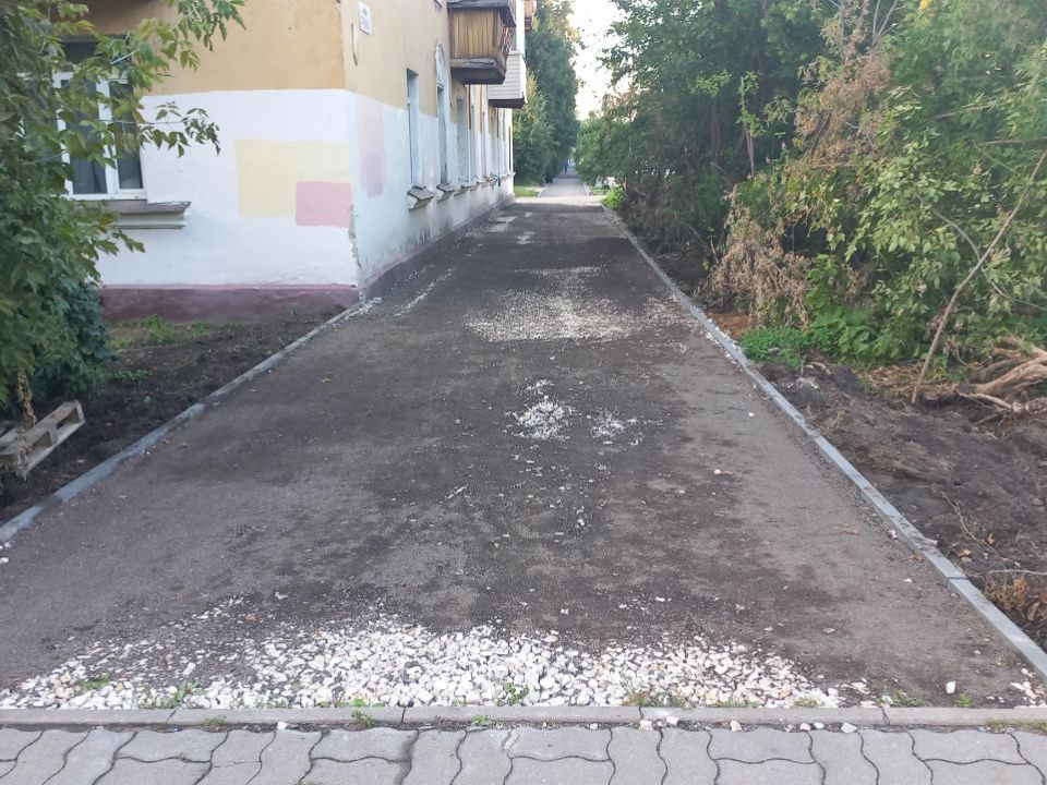 На Трудовой улице в Электростали рабочие завершают ремонт тротуара