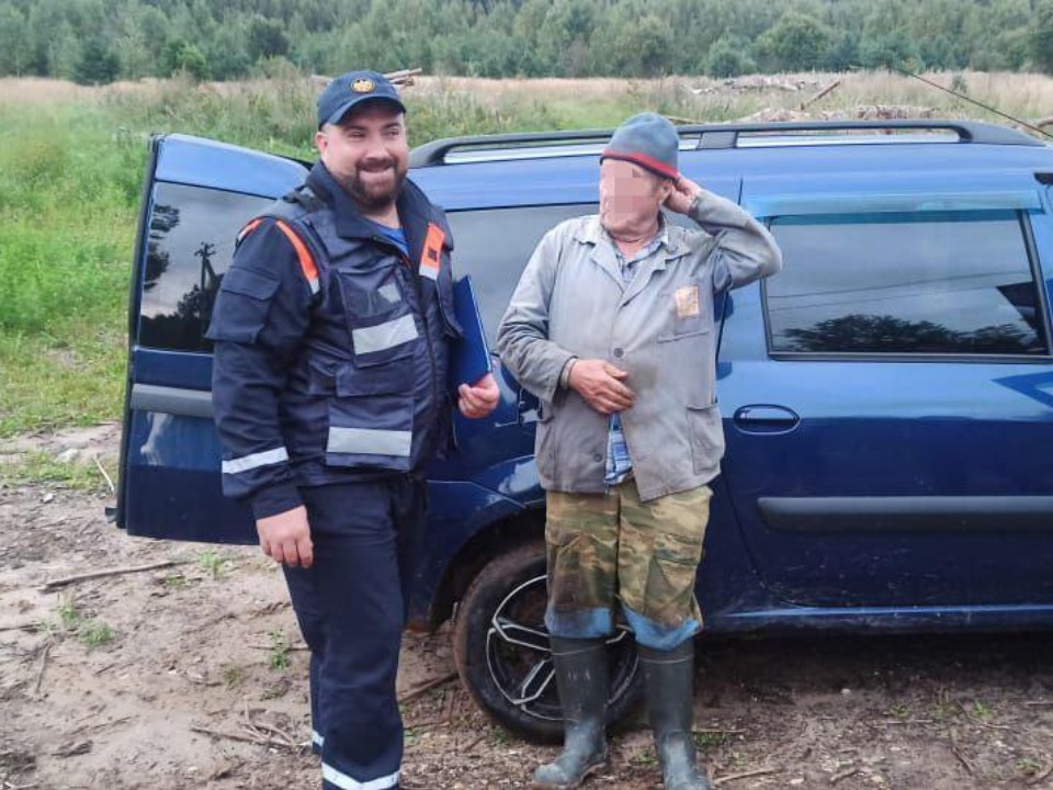 Спасатели разыскали пожилого грибника, заблудившегося в лесу в Шатуре