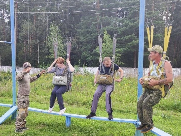 Богородский округ отметил 95-летие ВДВ прыжками с парашютом
