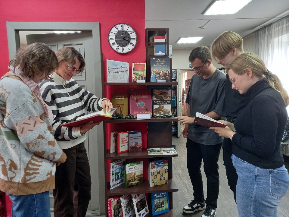 Макеты знаменитых образцов советской боевой техники можно увидеть на выставке в библиотеке