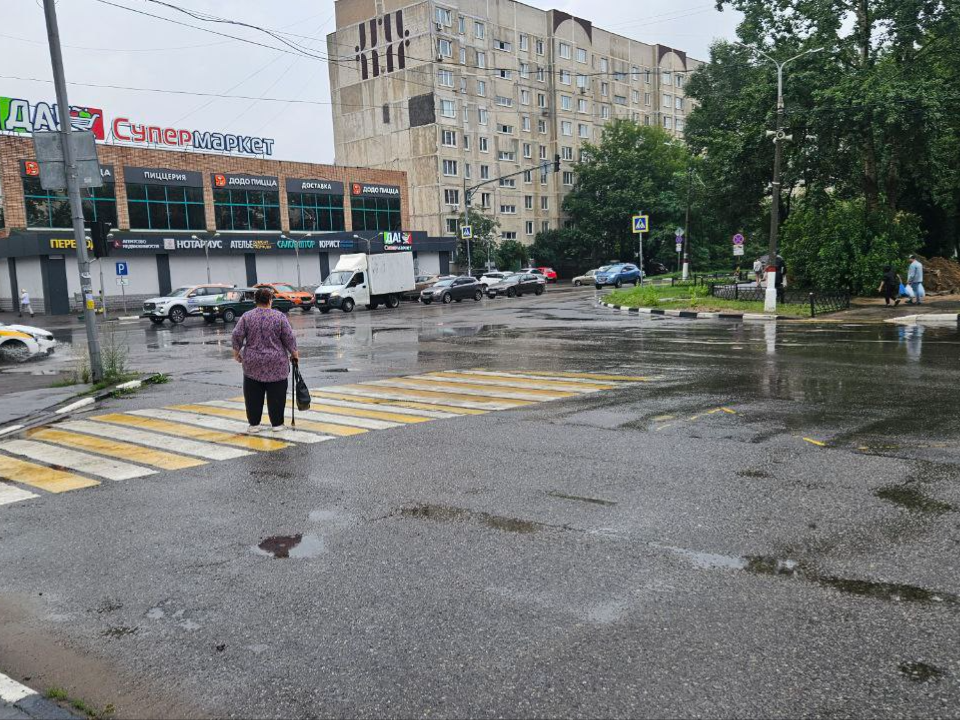 Жуковские коммунальщики устранили подтопление дороги на улице Баженова