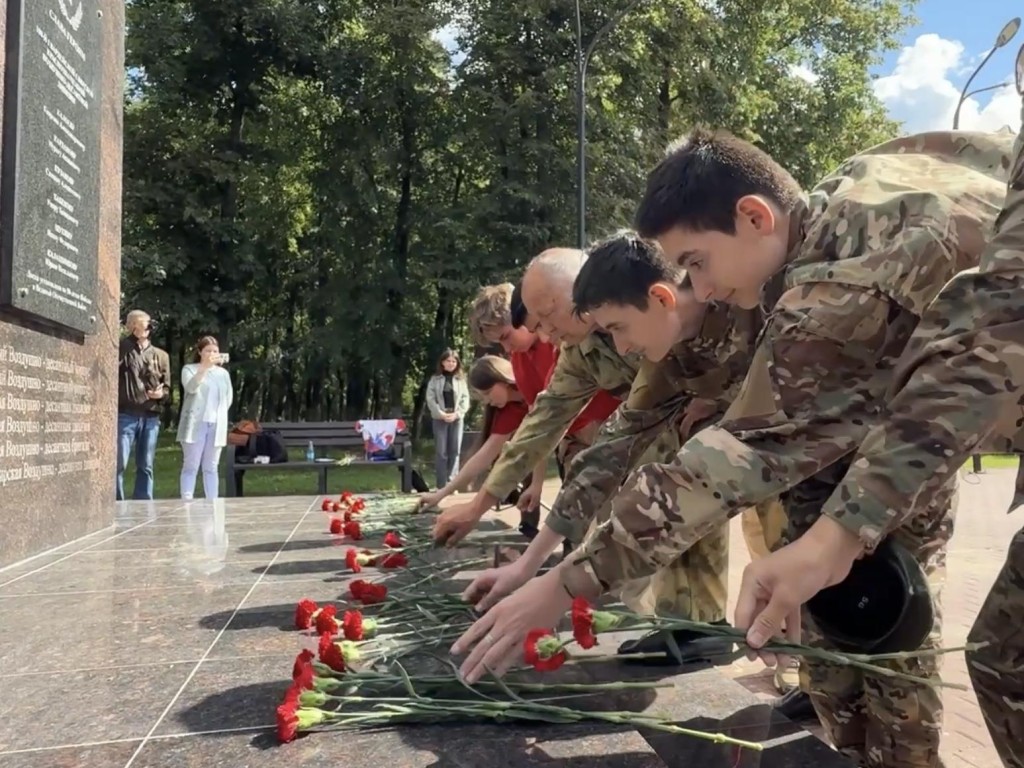Раменская молодежь возложила цветы к памятнику героев Свирской дивизии