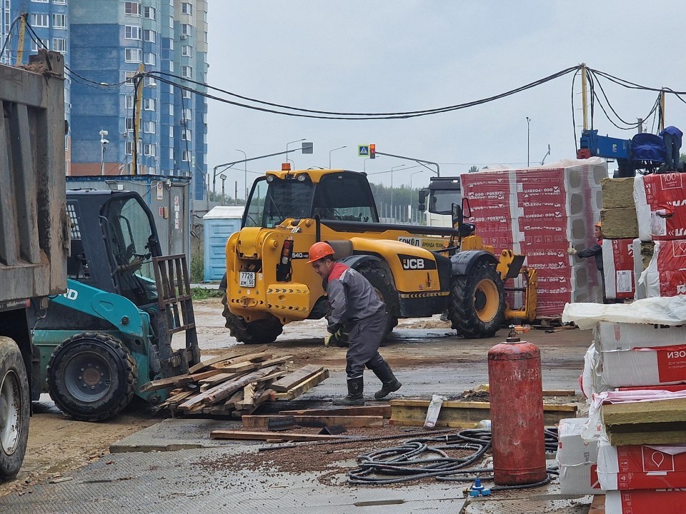 В областной больнице в Балашихе приступили к оформлению окон в четвертом корпусе