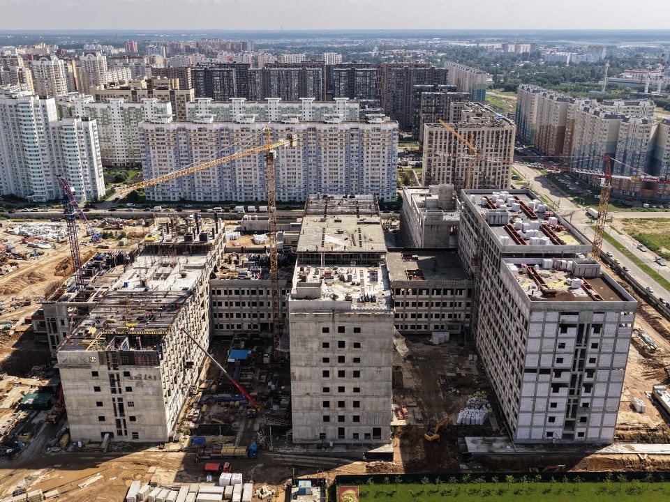 В областной больнице в Балашихе идет прокладка трубопроводов отопления