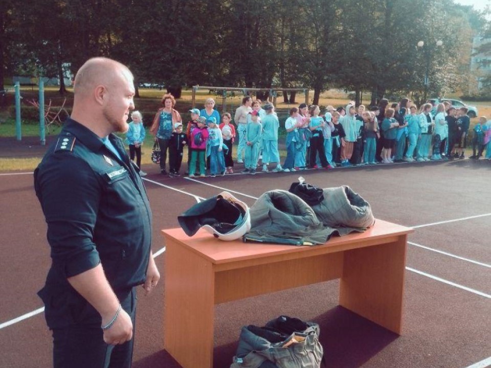 Пожарные в Одинцове научили детей, как вести себя во время пожара