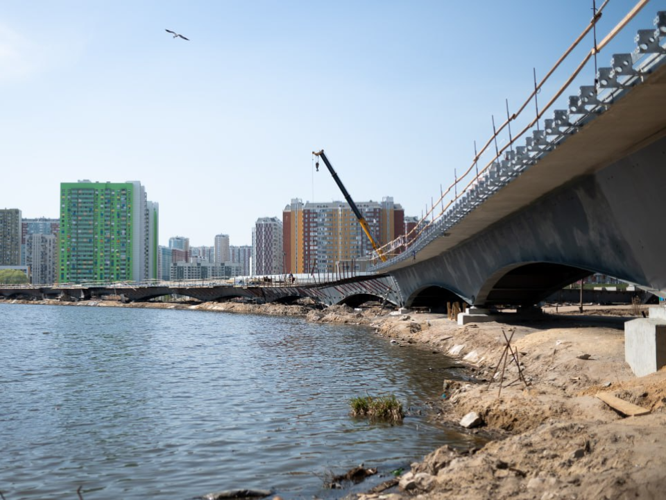 Под мостом «Дружба» через озеро Черное строители разбирают временную дамбу