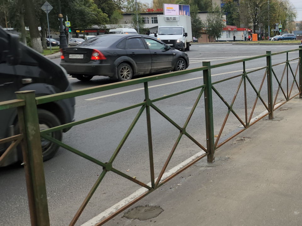 В Мисайлово на дороге отремонтировали поврежденные ограждения