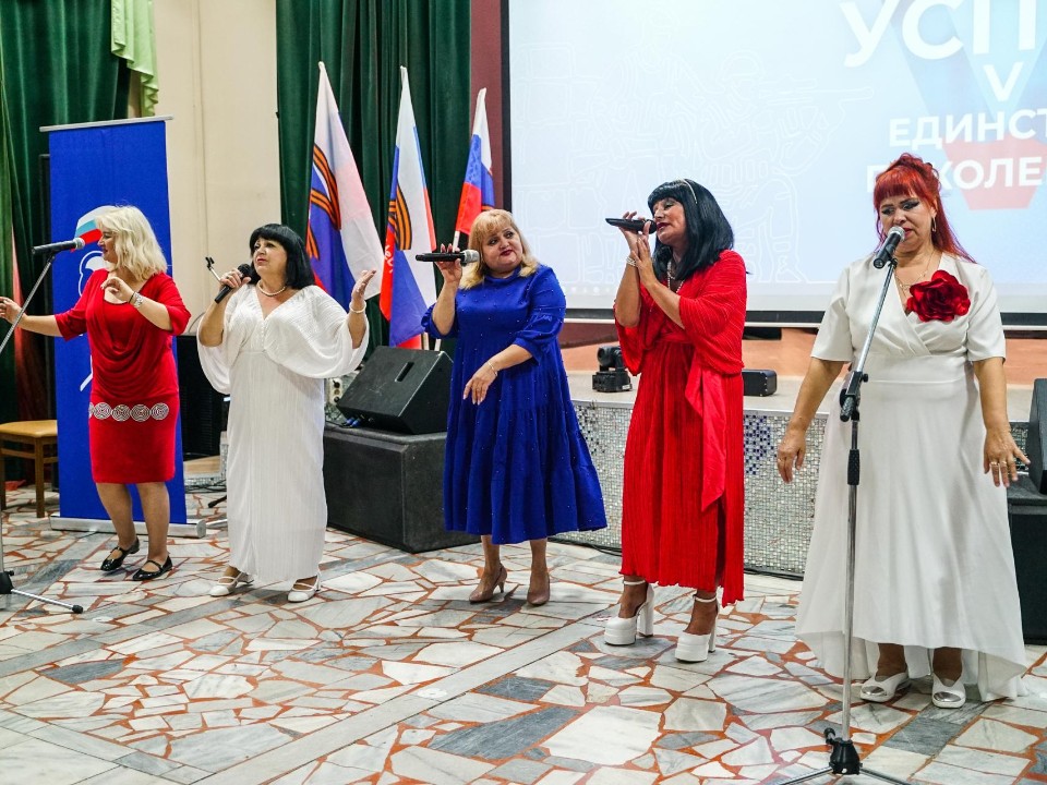 Театральная шоу-группа из Химок исполнила легендарную «Смуглянку»