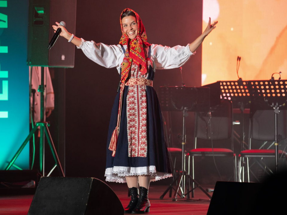 Гости «Славянского Подворья» первыми услышали новую песню от исполнительницы хита «Матушка земля»