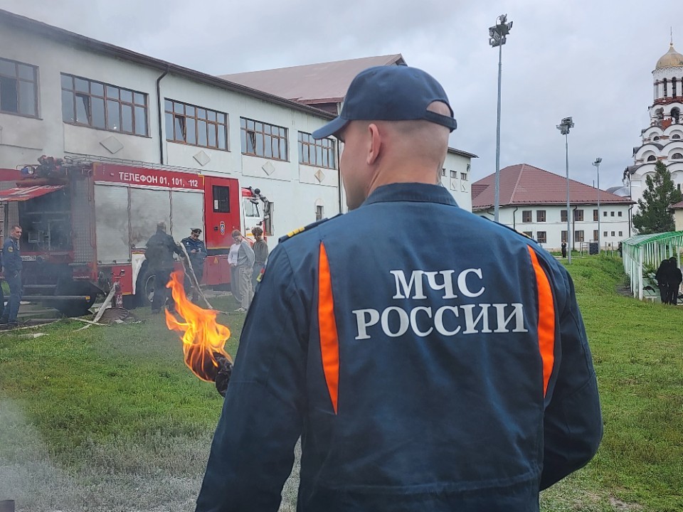 Оружие против «пылающего монстра»: дети освоили брандспойт и огнетушитель на учениях МЧС