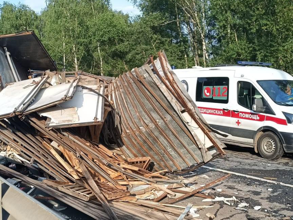 Спасатели оказали помощь водителю, пострадавшему в ДТП с грузовиками в Ступине