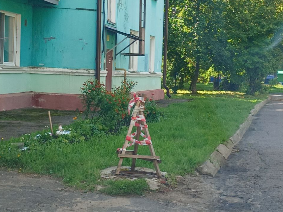 Во Фрязине расколотый канализационный люк у дома на Ленина должны починить Россети