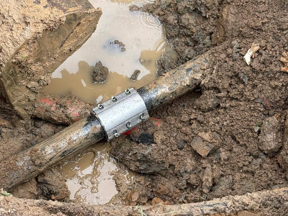 Утечку водопровода устранили на улице Полиграфистов