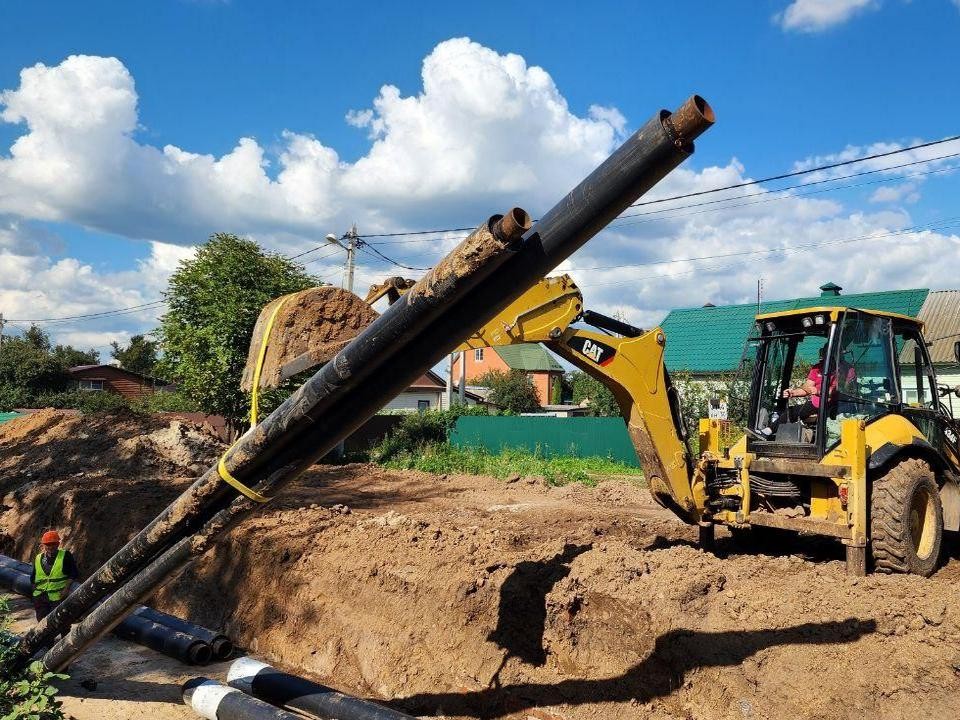 На территории Фруктовой меняют аварийный участок теплотрассы и сетей с горячей водой