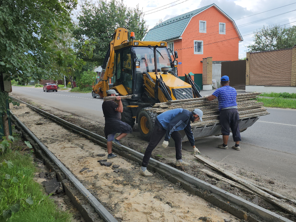 В Серпухове на улице Коншиных прокладывают новый тротуар